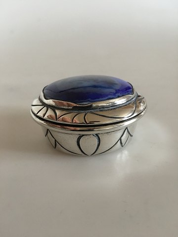 Royal Copenhagen Valdemar Engelhart Porcelain mounted in a Silver Pill Box by Erik Magnussen i 1913