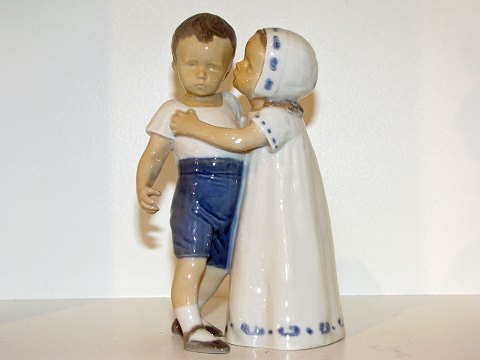 Bing & Grøndahl figurPige og dreng der kysser