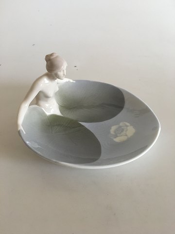 Royal Copenhagen Art Nouveau Dame med åkander No 2469