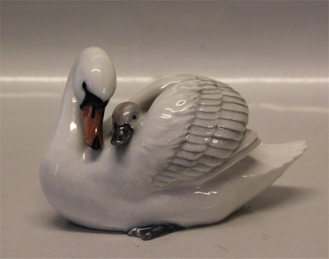 Royal Copenhagen figurine 0360 RC Swan with cygnet   9 x 16 cm, Allan Therkelsen 1995 