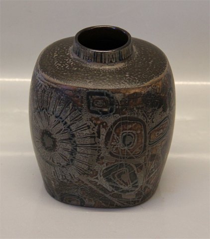 Aluminia Copenhagen Faience RC Faience 870-3751 Aluminia Brown Vase 17 x 15 cm, Nils Thorsson Baca