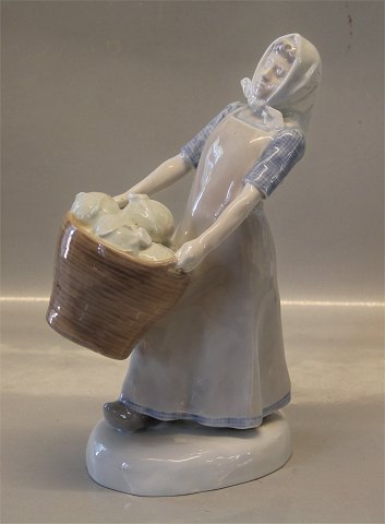 B&G figure B&G 1736 Kvinde med kålhoveder i kurv 26,5 cm