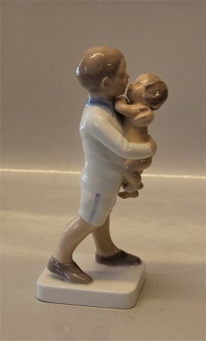 B&G figure B&G 1782 Stående dreng med baby 21 cm