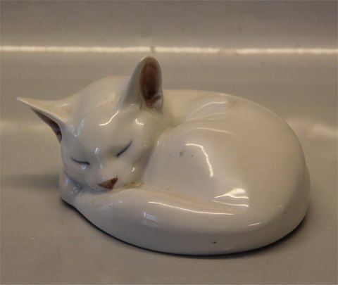 Royal Copenhagen figurine 0422 RC Cat Erik Nielsen 8 x 13 cm, white