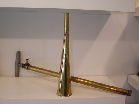 2 skibsting i messing - signalhorn og oliepumpe. Signalhorn er solgt.