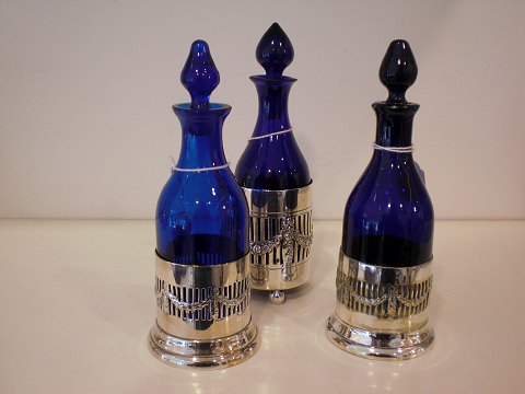 3 olie/eddike flasker i blåt glas med sølvpletmontering. Sælges individuelt. Den I midten er solgt.