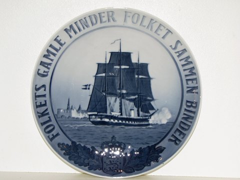 Royal CopenhagenMindeplatte med Fregatten Jylland foran Kronborg fra 1926