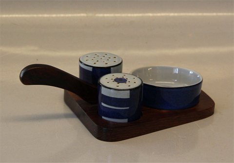 Aluminia Copenhagen Faience Tenera Retro Plat de Meneage on teak tray
