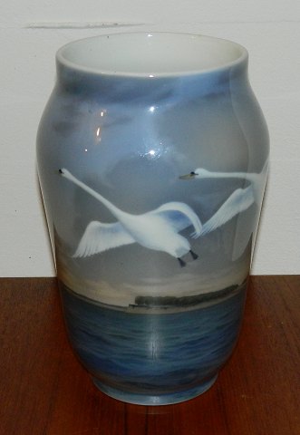 Royal Copenhagen vase in porcelain with decoration of swans from the Art Nouveau period