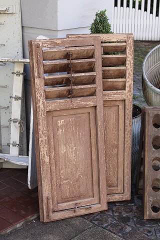 Et par gamle dekorative Fransk skodder med fin patina.Mål: H:109cm. B:41cm.