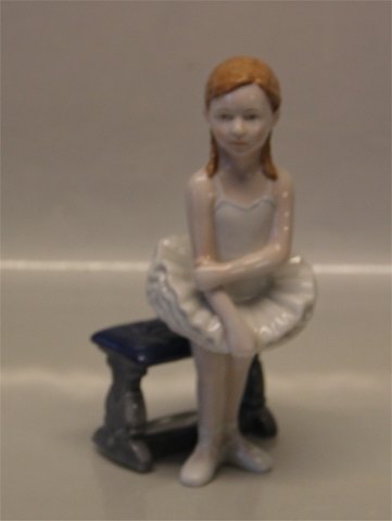 Royal Copenhagen figurine 137 RC Ballet girl in front of bench 17.5 cm