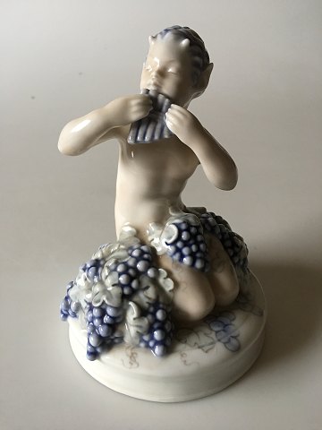 Royal Copenhagen Kongelig 2171 RC Faun knælende med druer Storch 1921 16 x 11 cm Pan I hel og fin stand