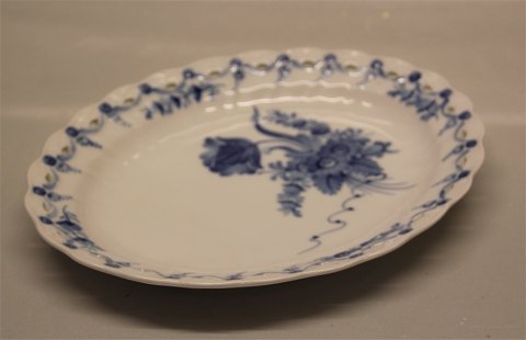 Royal Copenhagen Blå Blomst Svejfet 1580-10 Frugtkurvfad, ovalt m/gardiner og gennembrudt kant 26.5 x 22 cm