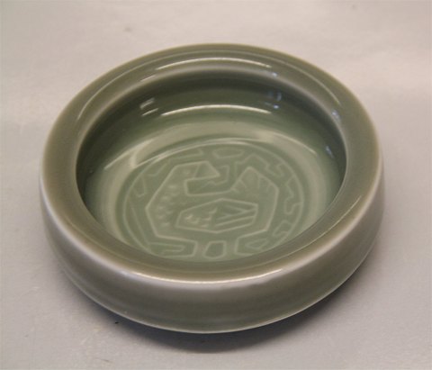 Kongelig Dansk Stentøj 21933 Kgl. Rund skål med fugl, celadon glasur 3.7 x  11.5 cm Jørgen Mogensen, juni 1962