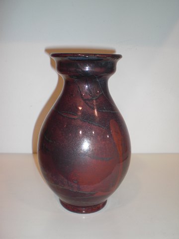 Kähler keramik vase - formentlig designet af Karl Reistrup -  med Bordeaux luster glasur.