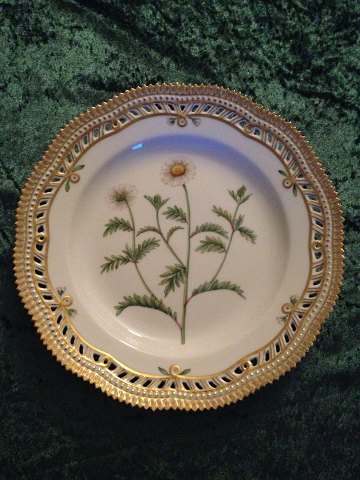 Royal Copenhagen Flora Danica Dinner Plate with pierced border 20/3553. Measures 25cm and is in good condition. Latin inscription: "Acer platanoides L."