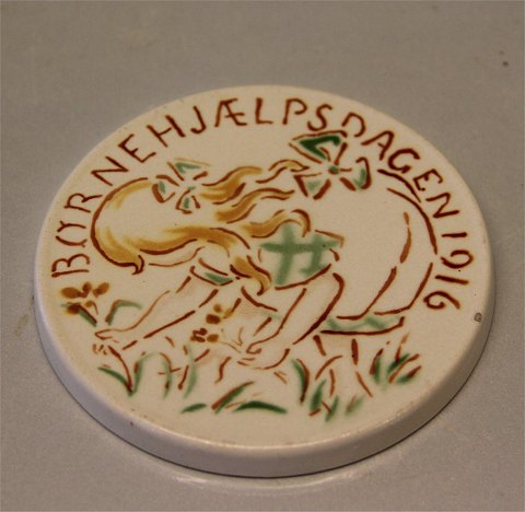 1916a Pige der plukker blomster 8,7 cm Oscar Willerup Royal Copenhagen Aluminia fajance Børnehjælpsplatte 1916