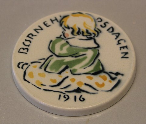 1916 b Siddende barn 8,7 cm Oscar Willerup Royal Copenhagen Aluminia fajance Børnehjælpsplatte 1916