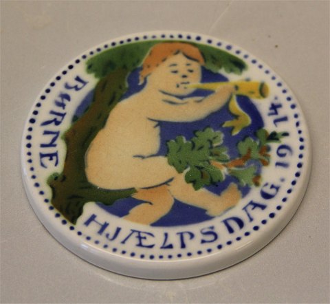 1914 Dreng med tudehorn, i træ Oscar Willerup 8,7 cm Royal Copenhagen Aluminia fajance Børnehjælpsplatte