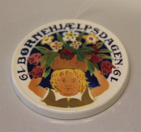 Aluminia Royal Copenhagen faience Children Days plates 1919 Girl with flower basket on the head Oscar Willerup 8.7 cm