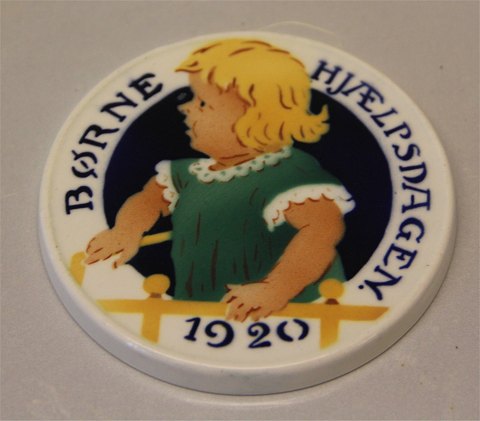 Aluminia Royal Copenhagen faience Children Days plates 1920 Child behind fence Oscar Willerup 8.7 cm