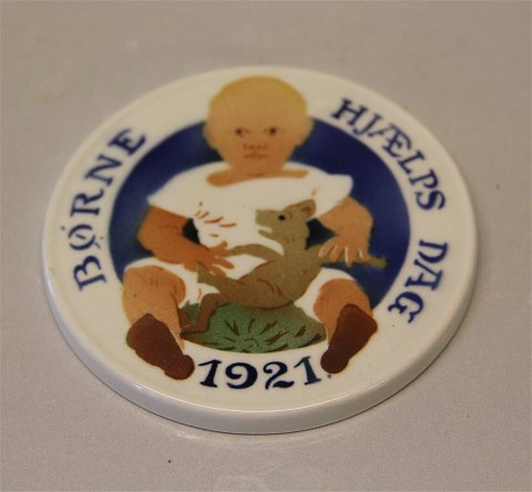 Royal Copenhagen Aluminia fajance Børnehjælpsplatte 1921 Dreng med teddybjørn Oscar Willerup 8,7