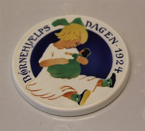 Royal Copenhagen Aluminia fajance Børnehjælpsplatte 1924 Pige med dukker Oscar Willerup  8,7 cm