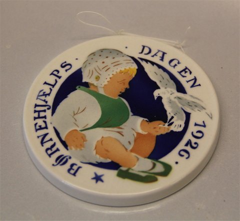 Royal Copenhagen Aluminia fajance Børnehjælpsplatte 1926 Barn med fugle Oscar WIllerup 8,7 cm