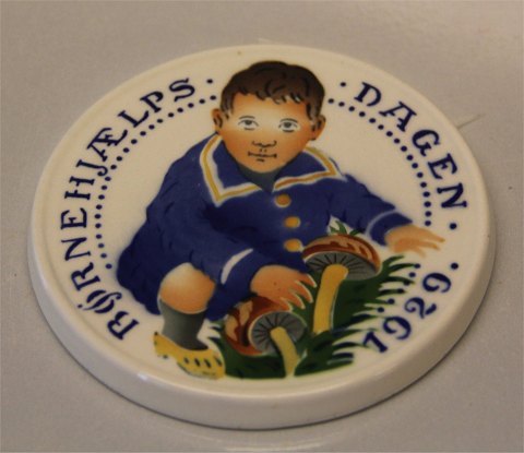 Royal Copenhagen Aluminia fajance Børnehjælpsplatte 1929 Dreng med svampe Oscar Willerup 8,7 cm