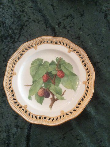 Royal Copenhagen Flora Danica Fruit Plate No 429/3584. Measures 22cm and is in perfect condition. Pre 1900   No 108