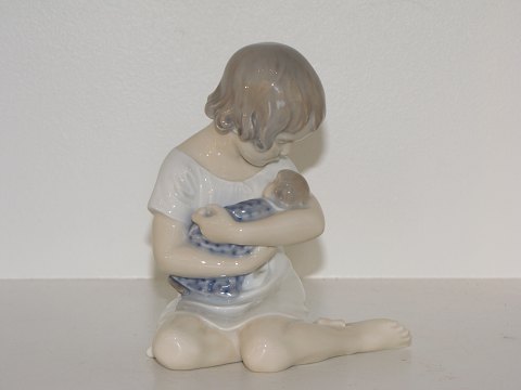 Royal Copenhagen figurPige med dukke