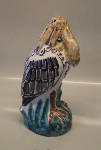 Knud Kyhn Dansk Stentøj Fuglefigur af lertøj / stentøj i form af pelikan. Dekoreret med farverige glasurer. Signeret med KK monogram, 1935. 29 cm høj
