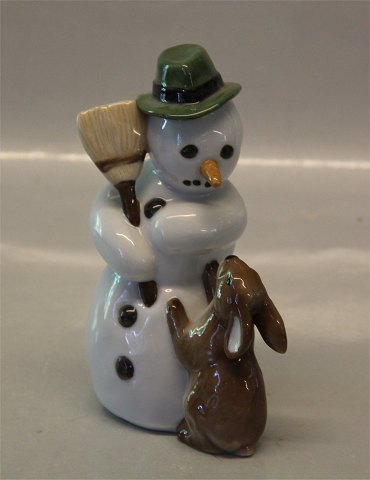 Kongelig Dansk 0017 Kgl. Snemand, Far med kost og harer, Royal Copenhagen vinterfigur 14 cm (1249017) Allan Therkelsen