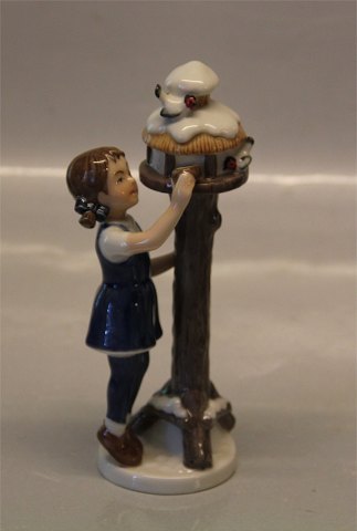 Royal Copenhagen figurine 0757 RC Annual Figurine 2001, Girl with bird table 16 cm (1248757) Sven Vestergaard