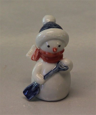 Royal Copenhagen figurine 0770 RC Snowman, Boy with shovel 5 cm Winther series figurine (1021770) Sven Vestergaard