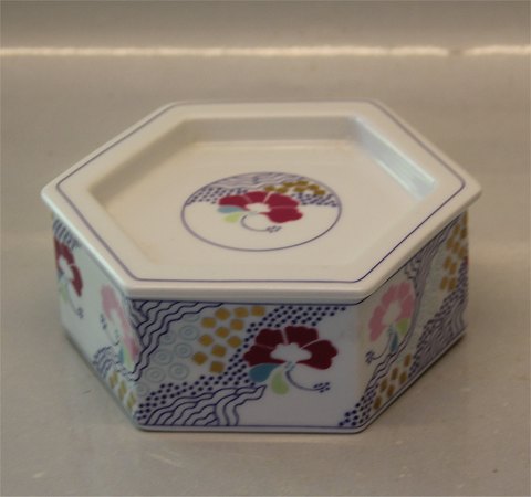 Bing & Grøndahl B&G 1827-5470 6-kantet Bonbonskål 5.5 x 12 cm. Design Annegrethe Halling Koch rød - purpur - Prisme