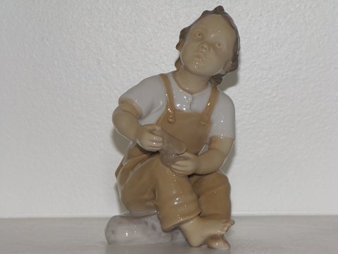 Bing & Grøndahl figurDreng siddende med sko