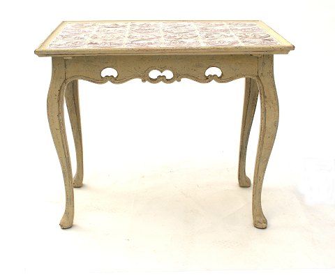 Fliseboord med hollandske fliserSarg med gennembrudte skæringerDanmark ca. år 1760H: 73cm. Plade: 59x85cm