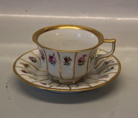 Royal Copenhagen Henriette - let - porcelæn 8500-448 Kop 6 x 10 cm og underkop (081-082)