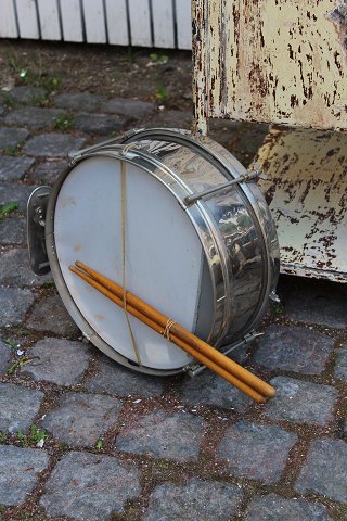 Dekorativ gammel tromme helt i krom med en fin patina.H:16cm. Dia.:35cm.