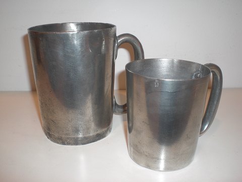 To engelske krus med hanke  - pint og ½ pint. Sælges individuelt. ½ pint kruset er solgt