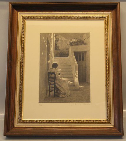 Syende pige i italiensk villa (Mezzotinte sort) c. 1928 26.3 x 19.1 cm. Signeret original Radering af Peter Ilsted #34 af 50 I flot guldramme