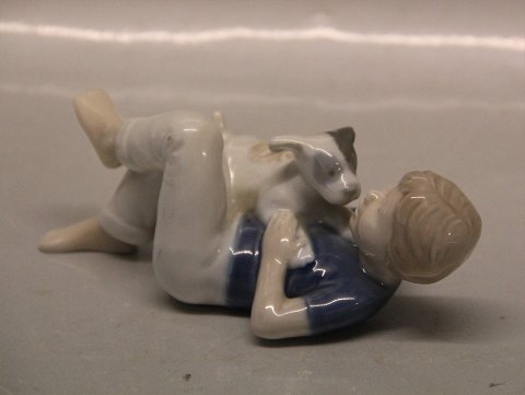Royal Copenhagen 5660 RC Boy with dog 6 x 12 cm, Sterrett Kelsey 