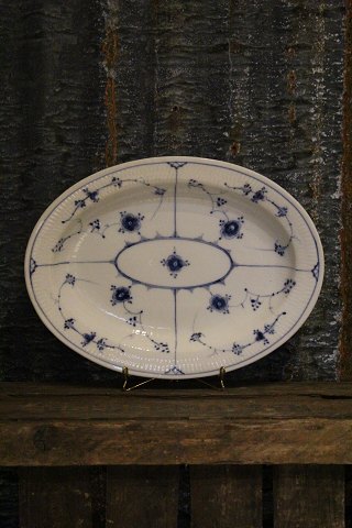 Gammelt ovalt musselmalet riflet fad fra Royal Copenhagen.fra før 1923. Mål : 34x26cm.