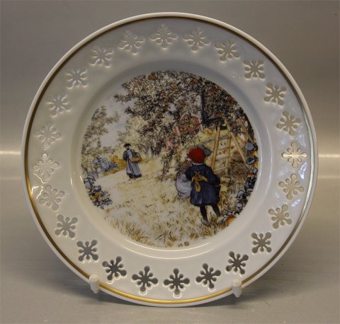 Bing & Grøndahl  Carl Larson B&G 1980 Carl Larssons platte - serie 4 - motiv nr. 4 "Æbleplukning" Malt i 1904, 21,5 cm