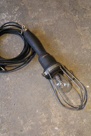 Gammel arbejdslampe med håndtag i træ.L:34cm. dia.:10cm.