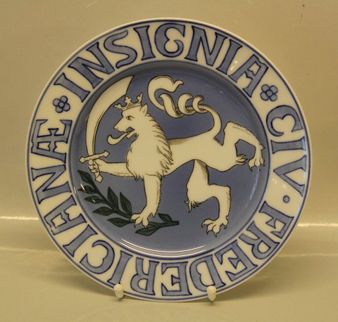 B&G Porcelain B&G CIV FREDERICIANÆ INSIGNIA  Coat of arms of Fredericia: Lion, branch and sword 23.8 cm 374 Signed Fanny Gaarde