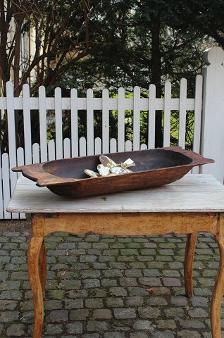 Dekorativt , stort 1800 tals træ fad med fin patina.Måler : H:13cm. L:98cm. B:35cm.