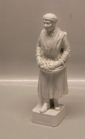 Kongelig Dansk Nordmandsdal figur Nr 15 Kgl. En malkekone fra Suderøen på Færøerne 28 cm Blanc de Chine