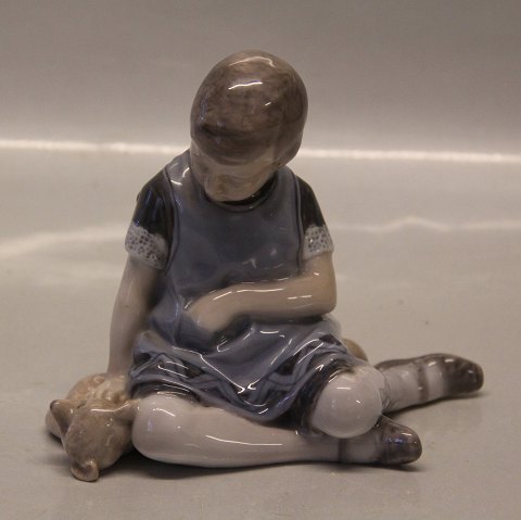 Royal Copenhagen figurine  1879 RC Girl with Tedddy 13 x 15 cm Carl Martin Hansen 1917